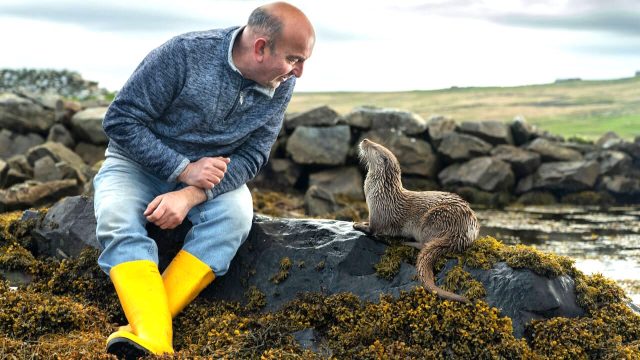 Hot Docs 2024: Qs à la mode with… Charlie Hamilton James (<em>Billy & Molly: An Otter Love Story</em>)
